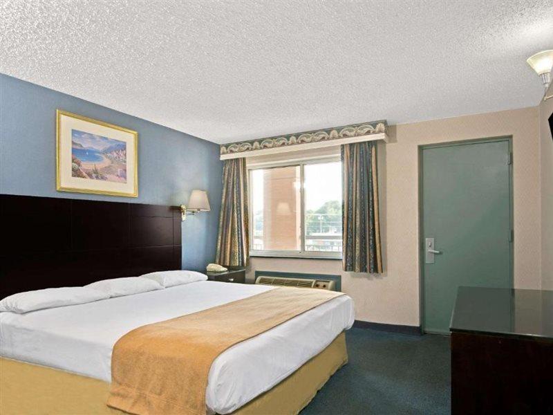 Hotel Super 8 By Wyndham Milford/New Haven Extérieur photo