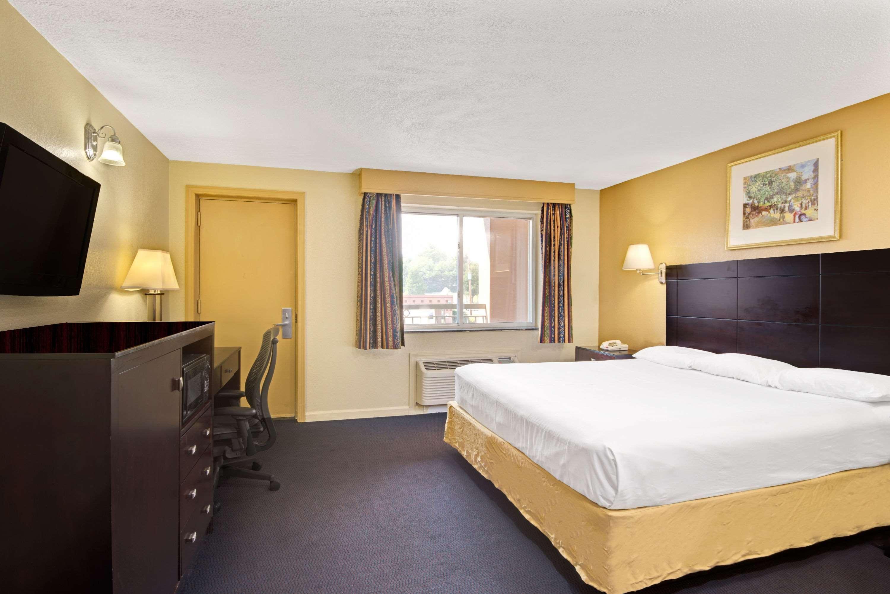 Hotel Super 8 By Wyndham Milford/New Haven Extérieur photo