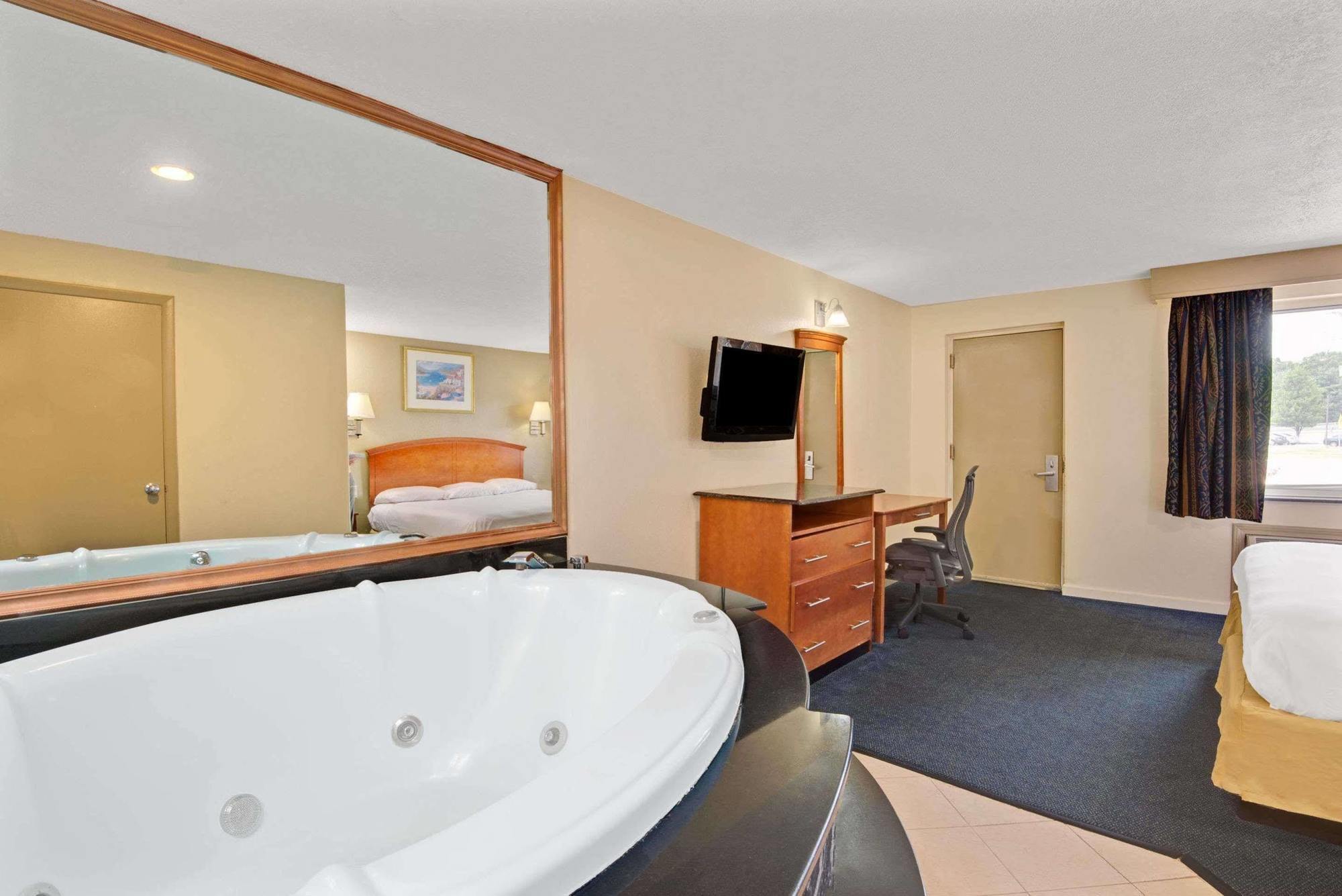 Hotel Super 8 By Wyndham Milford/New Haven Extérieur photo